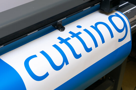 Vinyl Cutter machine cuttiong a vinyl